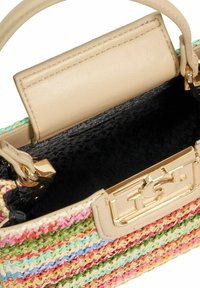 Kleurrijke geweven handtas met een gestructureerde, multicolor buitenkant. Beschikt over een beige lederen bovenkant, gouden hardware en een zwarte binnenvoering.