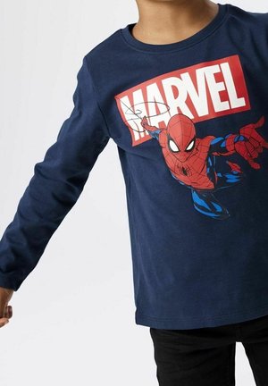 Barn iført navyblå langærmet trøje med stort rødt Marvel-logo og Spider-Man grafik, der skyder spindelvæv foran.