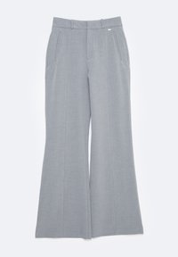 Pantalon large gris clair en tissu texturé avec poches avant et ceinture lisse. Présente une étiquette de marque subtile sur le côté.