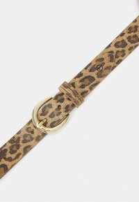 Ceinture au motif léopard en matériau texturé beige, dotée d'une boucle en métal doré et de plusieurs trous d'ajustement sur toute sa longueur.