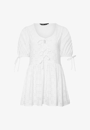 Hvid bluse i øjelynlace med korte pufærmer, bindelukninger foran og rynket talje, designet til en løs pasform.