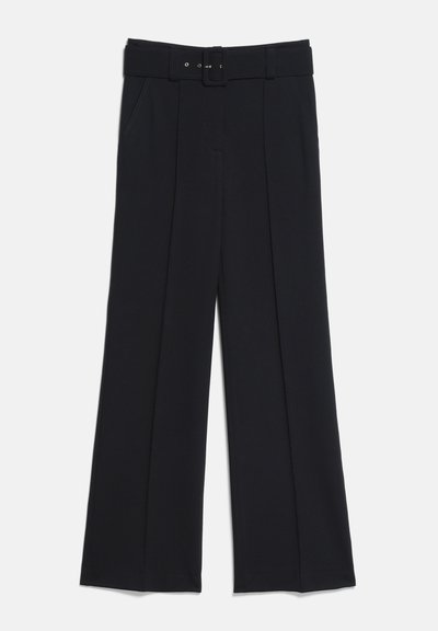 Pantalon noir à jambes larges avec ceinture assortie, poches latérales et pli sur le devant, présenté sur fond blanc.