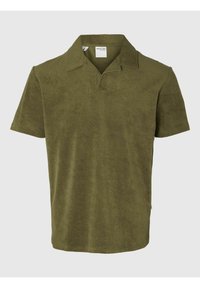 Polo shirt vert olive en tissu doux et texturé. Dispose d'un col classique et de manches courtes, conçu pour un ajustement décontracté.