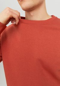 Jack & Jones JJESTAR CREW NECK - Sweatshirt - cinnabar