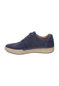 Baskets en suède navy avec fermeture à lacets, semelle en caoutchouc beige contrastante, couture subtile et accent en cuir lisse au niveau du talon.