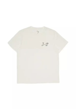 T-shirt blanc à manches courtes avec petit motif épingle de sûreté noire et texte "ny co" sur la partie gauche de la poitrine.