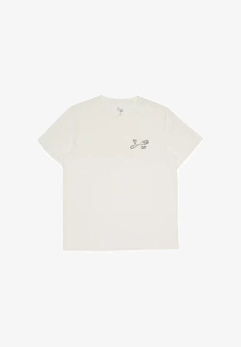 T-shirt blanc à manches courtes avec petit motif épingle de sûreté noire et texte "ny co" sur la partie gauche de la poitrine.