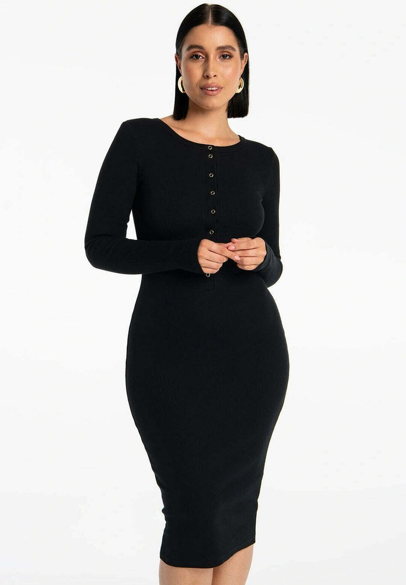 Czarna sukienka z prążkowanego materiału z długimi rękawami, okrągłym dekoltem i przednimi guzikami, dopasowany krój, miękka struktura.