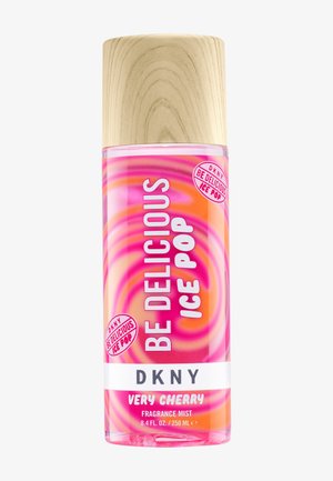 Duftsprayflaske med trekork, merket "Be Delicious Ice Pop," "DKNY," og "Very Cherry" i rosa og oransje swirl-design.