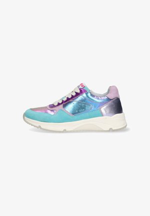 Multikleur sneaker in lichtblauw, paars en zilver. Beschikt over suède en metallic texturen, met een gevoerde zool en vetersluiting.