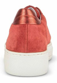 Rote Wildledersneaker mit einem metallic-kupferfarbenen Fersenakzent, weißer Gummisohle und strukturierten Details. Einfaches und abgerundetes Rückendesign.