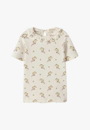 Maglietta bianca a maniche corte per bambini con piccolo motivo floreale giallo e rosa e scollo rotondo arricciato.