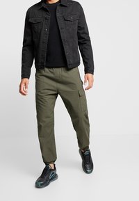 KIOMI Stickad tröja - black