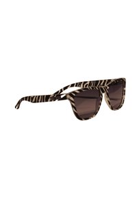 Gafas de sol con estampado de cebra y lentes grises, de forma rectangular ancha, con gruesas monturas a rayas negras y blancas, y patillas delgadas.