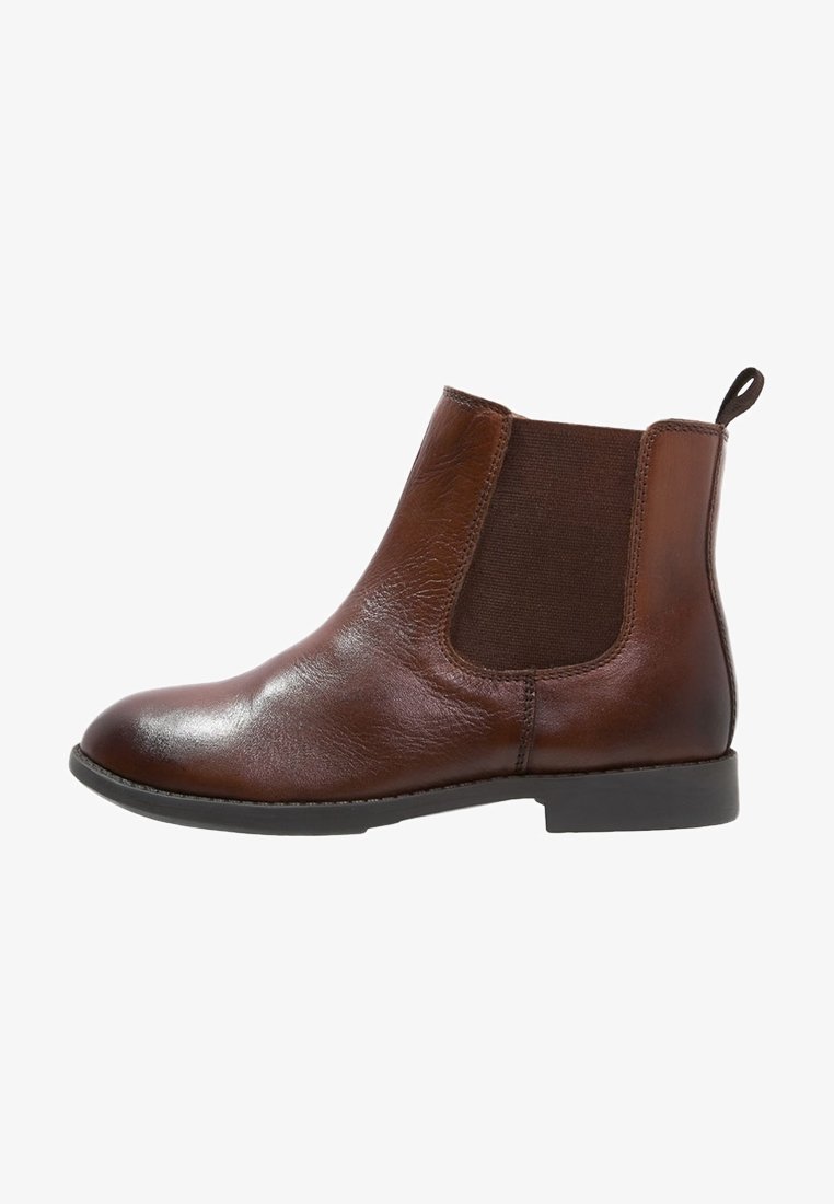 Bottine Chelsea en cuir marron avec panneau latéral élastique, languette à l'arrière et semelle noire basse.