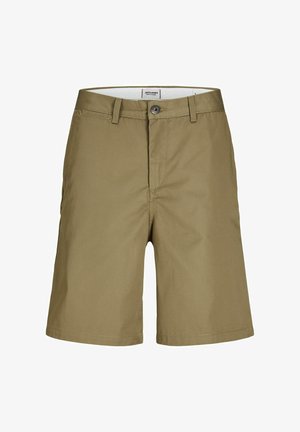 T-shirt en coton noir avec un petit logo, associé à un short en kaki. Le short a une coupe droite et tombe au-dessus du genou. Baskets blanches et noires.