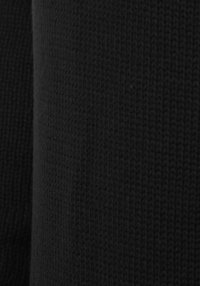 Schwarzer Strickstoff mit strukturierter Webart und gleichmäßigem Muster; glatte matte Oberfläche mit leichten Farbnuancen.