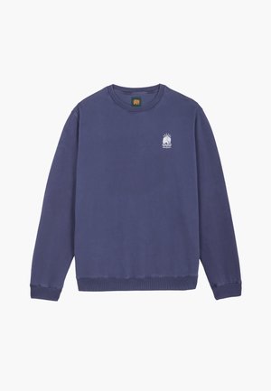 Donkerblauwe trui met lange mouwen en ronde hals, met een kleine witte afbeelding van een beer en de zon aan de linkerborst.