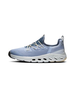 Hellblauer und grauer Sportschuh mit weißer Sohle, elastischen beigen Schnürsenkeln und schwarzem Zuglasche an der Ferse, seitlich auf weißem Hintergrund gezeigt.