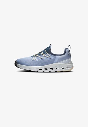 Chaussure de sport bleu clair et grise avec semelle blanche, lacets élastiques beige et languette noire au talon, vue de profil sur fond blanc.