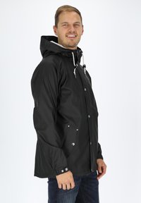 Czarna wodoodporna kurtka z kapturem, regulowanymi sznurkami, zatrzaskami i przednimi kieszeniami. Gładka faktura, casualowy design i dopasowana sylwetka.