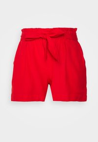 Shorts rouges taille haute avec un effet ceinture en papier et une ceinture en tissu nouée en nœud, dotés de poches latérales et d'une coupe décontractée.