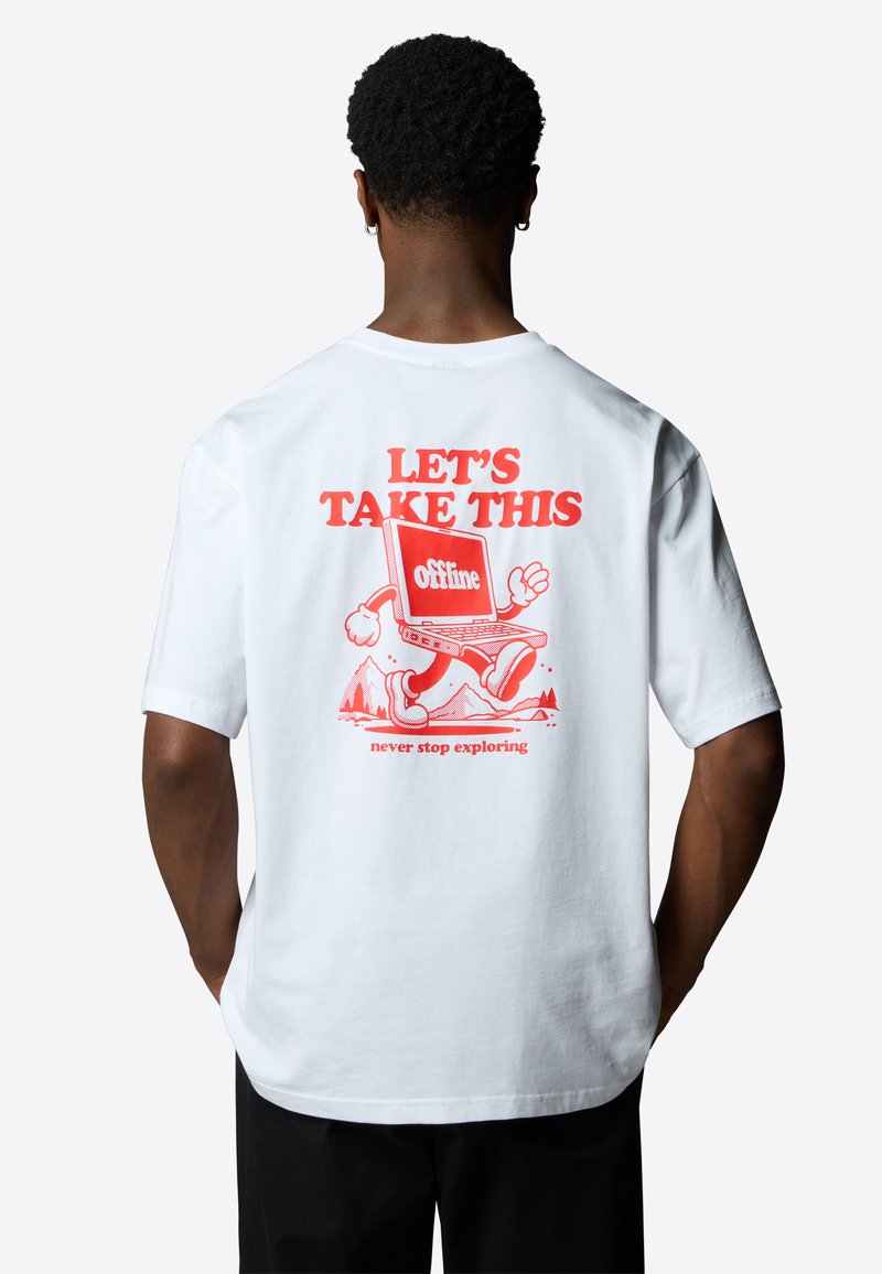 Bílý bavlněný tričko s červenou grafikou na zádech, na které je text a karikatura notebooku s rukama a nohama proti horskému pozadí.