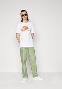 Nike Sportswear TEE SOLE RALLY  - Triko s potiskem - white