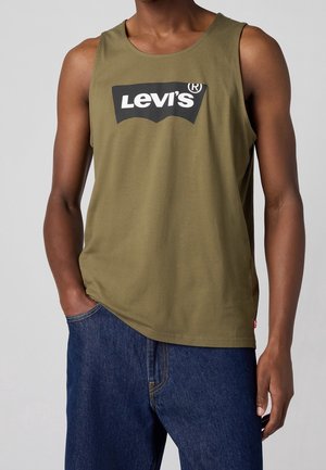 Oliven grøn bomulds tanktop med et stort sort Levi's logo på fronten. Rund halsudskæring, ærmeløs design og en afslappet pasform.