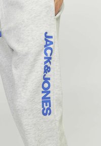 Jack & Jones JOGGING REGULAR FIT - Pantalones deportivos - white melange