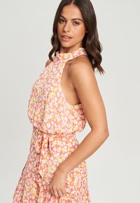 TUSSAH TONYA MIDI - Denné šaty - aria floral orange and pink