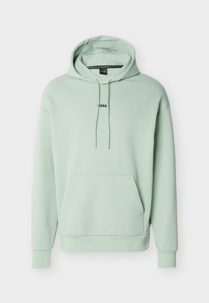 Svijetlozeleno hoodica od mekog tkanja s prednjim džepom, podesivim vezicama i crnim logotipom u sredini prsa.