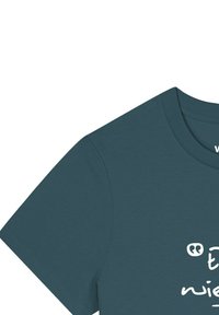T-shirt en coton teal avec col rond et manches courtes. Un design graphique en texte blanc est imprimé sur le devant. Texture lisse.