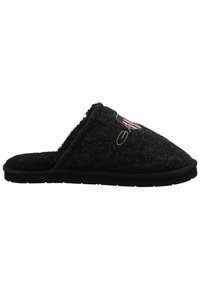 Zapatilla de fieltro negra con un upper suave y texturizado, parte trasera abierta y suela acolchada. Presenta un detalle bordado con diseño de bandera.