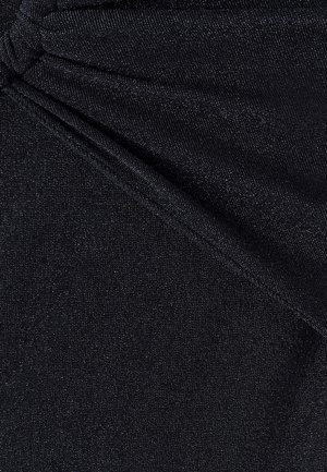 Tessuto nero, strutturato con una leggera lucentezza, caratterizzato da dettagli arricciati su un lato e un materiale morbido e stretch in tutto.