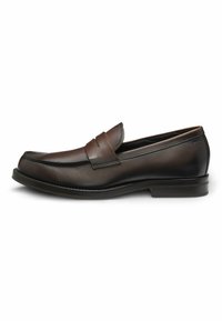 Mocassino in pelle marrone con punta arrotondata, dettagli cuciti e una fascia decorativa sul collo del piede. Suola in gomma piatta.
