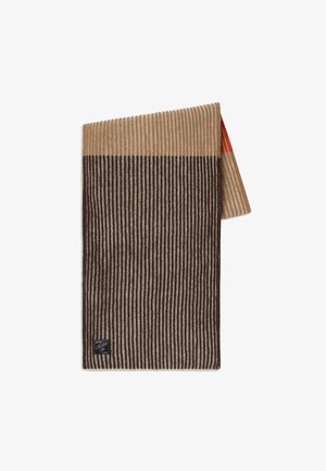 Écharpe multicolore avec un motif rayé en marron foncé, marron clair et beige, avec une touche de rouge. Fabriquée en tissu doux et texturé.