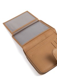 Tan leren portemonnee met een gladde textuur, voorzien van twee doorzichtige kaartsleuven en vijf vakken voor kaarten, afgesloten met een ritssluiting.