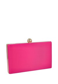 Bolso de mano de color rosa brillante con textura suave, forma rectangular y cierre de herrajes dorados con un broche redondo decorativo.