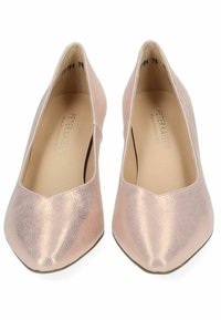 Pumps de cuero metálico rosa con punta afilada, textura suave y escote bajo. Presentan un diseño minimalista con una silueta elegante.