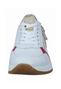 Weiße Sneaker mit rosa und orangen Akzenten, Schnürdesign, glattes Leder und ein goldenes Logo auf der Zunge.