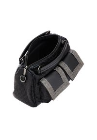 Borsa nera con finitura testurizzata, tasche laterali doppie con un accento scintillante e un compartimento principale con zip.