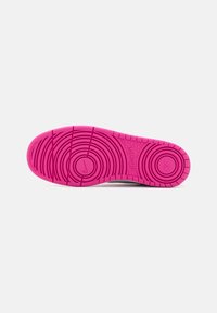 Skosula i rosa gummi med cirkulära och linjära mönster; mellansula i grått, med en slät yta och subtil varumärkeslogotyp.
