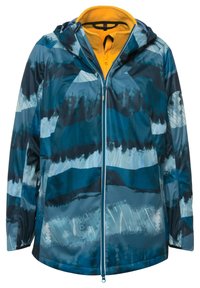 Chaqueta impermeable en tonos azules con un patrón abstracto; cuenta con capucha, cremallera frontal y un forro interior amarillo para mayor calidez.