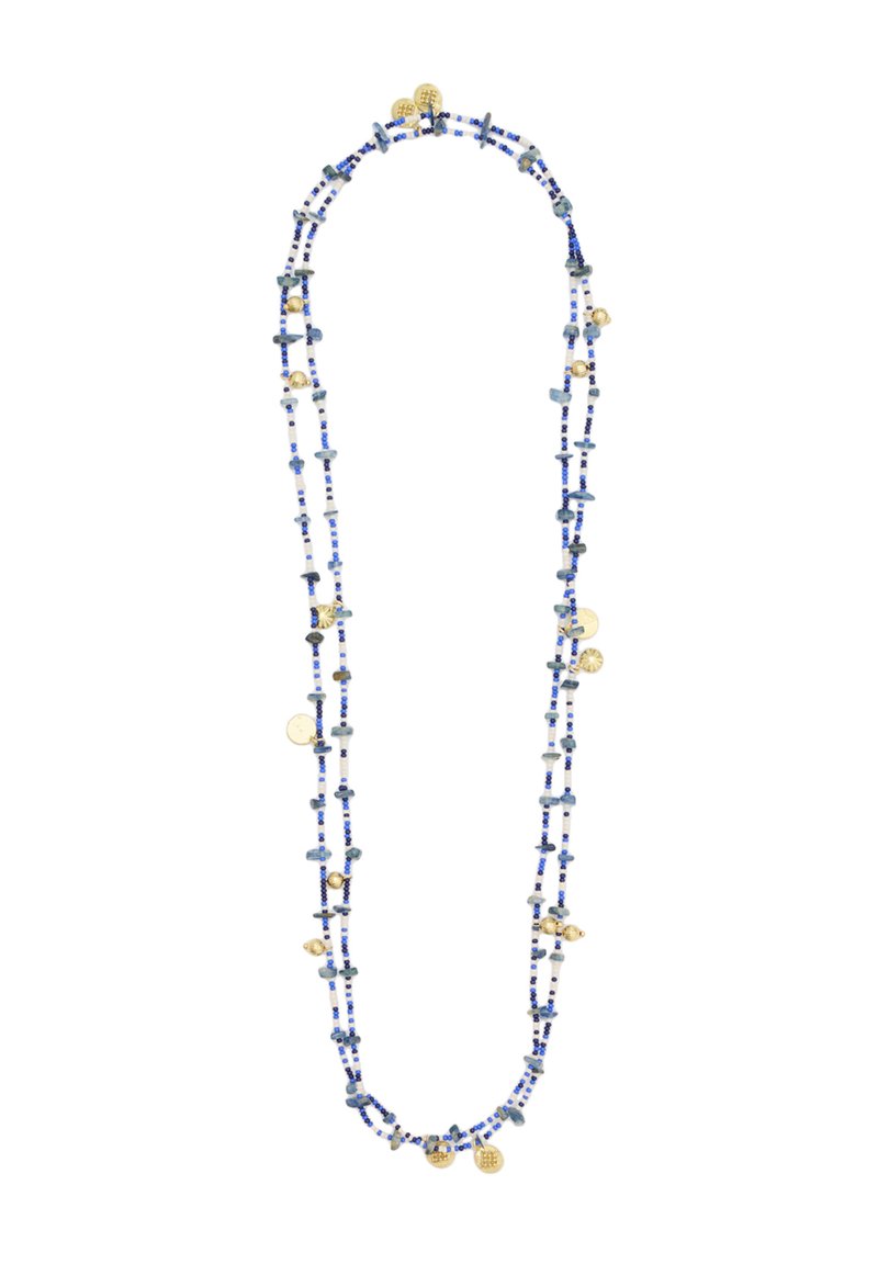 Pärlarmband med olika blå nyanser och guld accenter, med en blandning av former inklusive cylindriska och cirkulära designer.