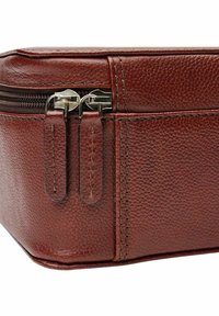 Bruine leren rechthoekige tas met gestructureerd oppervlak, dubbele zilveren ritsluiting en gestikte accenten langs de randen.