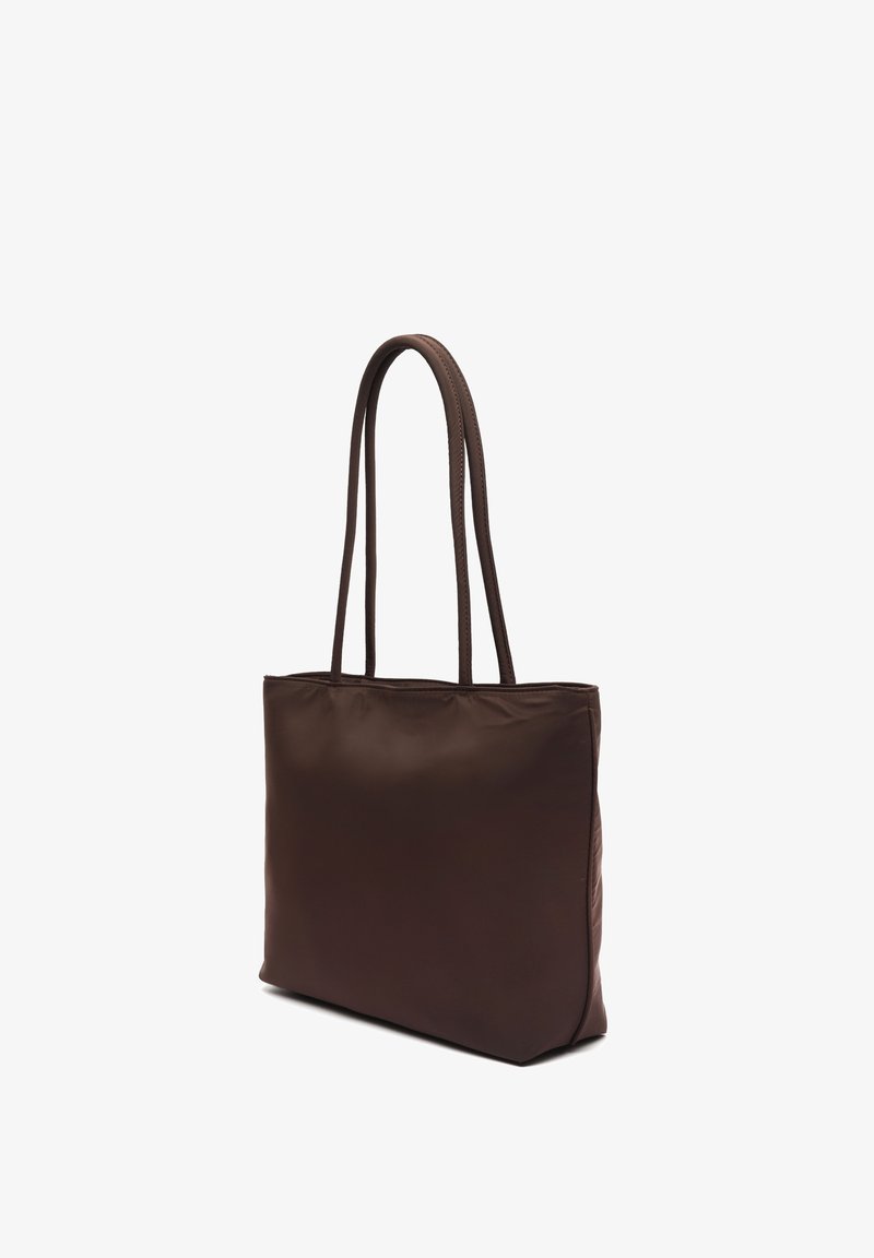 Pruun ristkülikukujuline õlakott pikkade kaheksajalaste käepidemetega ja sileda, polsterdatud tekstuuriga, näidatud kergelt kaldu valgel taustal.