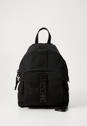Sac à dos en nylon noir avec une forme arrondie, poche avant zippée et logo de la marque en relief. Il dispose d'une poignée supérieure et de bretelles ajustables.