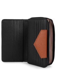 Portefeuille en cuir noir avec une accent texturé marron. Doté de fentes pour cartes et d'une fermeture zippée, révélant une doublure intérieure lisse.