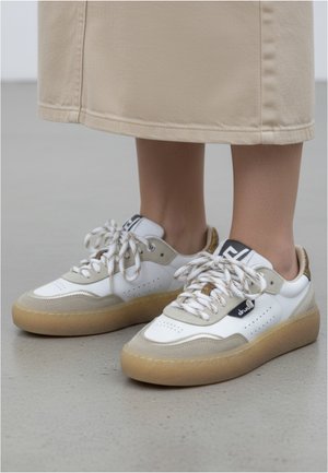 Witte en beige sneakers met een mix van suède en leer. Voorzien van ronde veters, geperforeerde details en een gestructureerde rubberen zool.